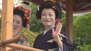 仕事激減の芸者「久しぶりにエンジョイ！」 温泉街の夏祭りで踊り披露