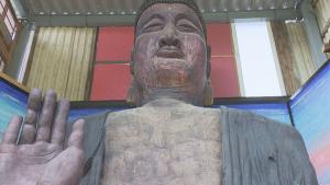 山あいに突如現れた巨大な「薬師如来像」高さ5.4m・幅4m 75歳が独学で