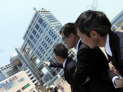 テレビ局の前で