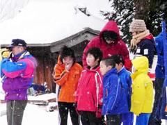 村の子どもたちも見守ります  