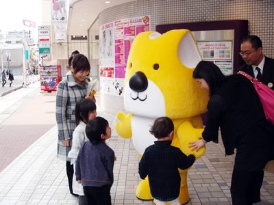 いや～握手なんて、照れちゃうなあ。。。。
