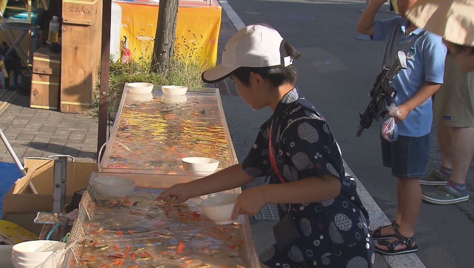 仕事激減の芸者「久しぶりにエンジョイ！」 温泉街の夏祭りで踊り披露