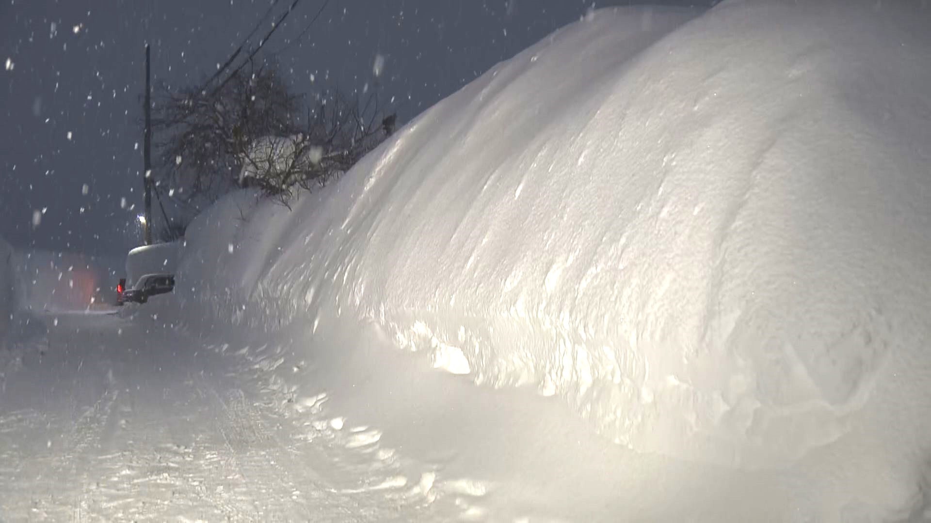 道端に積み上げられた雪の中には死体が埋まっている！  [399583221]->画像>2枚 