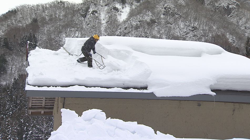 危険】「落ちる前にバリバリ、ミシミシ」落雪の瞬間 雪の重さ普通