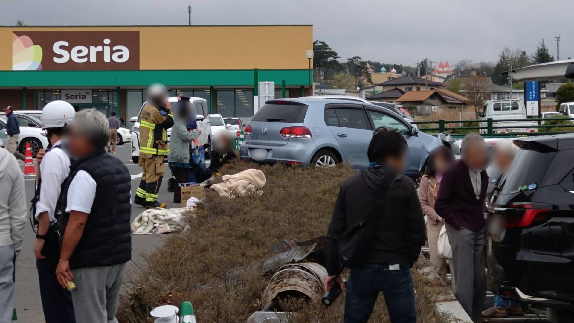 【速報】スーパー駐車場で車が暴走　買い物客や車に次々に衝突　高齢女性1人が意識不明の状態　運転の70代女性も搬送