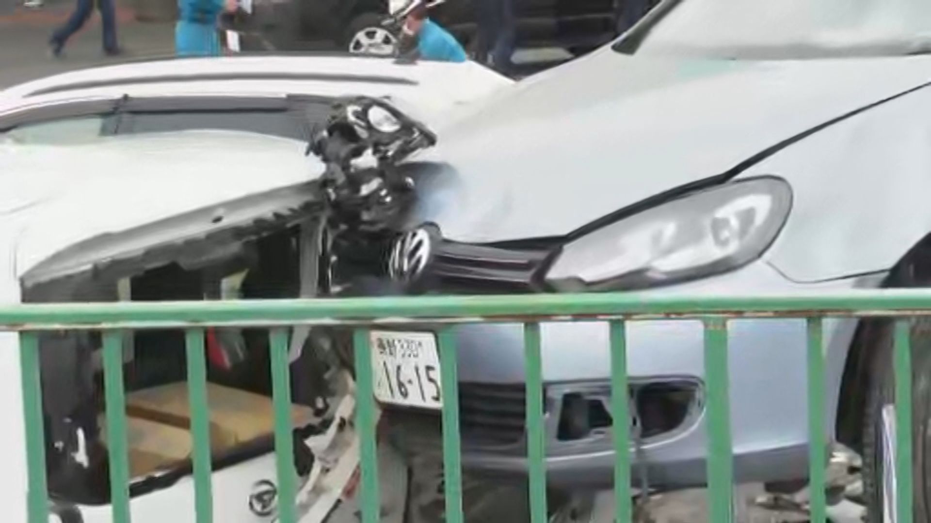 【続報】スーパー駐車場で車が暴走　運転の70代女を逮捕　買い物客や車に次々に衝突　はねられた高齢女性1人が意識不明の状態　