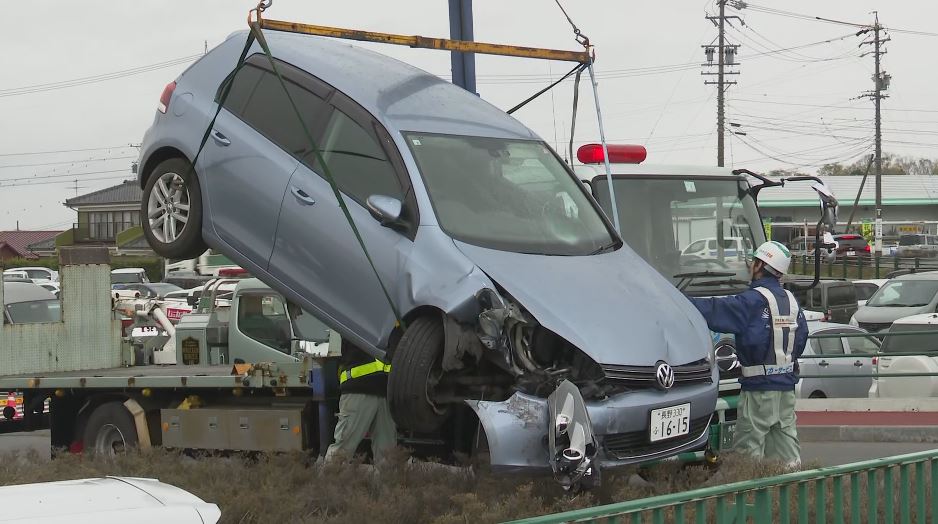 スーパーの駐車場で暴走　73歳女性が死亡　買い物客「ダダダダダダと…」車3台に衝突、車4台が倒れた外灯の被害　76歳女を過失運転致傷の疑いで現行犯逮捕