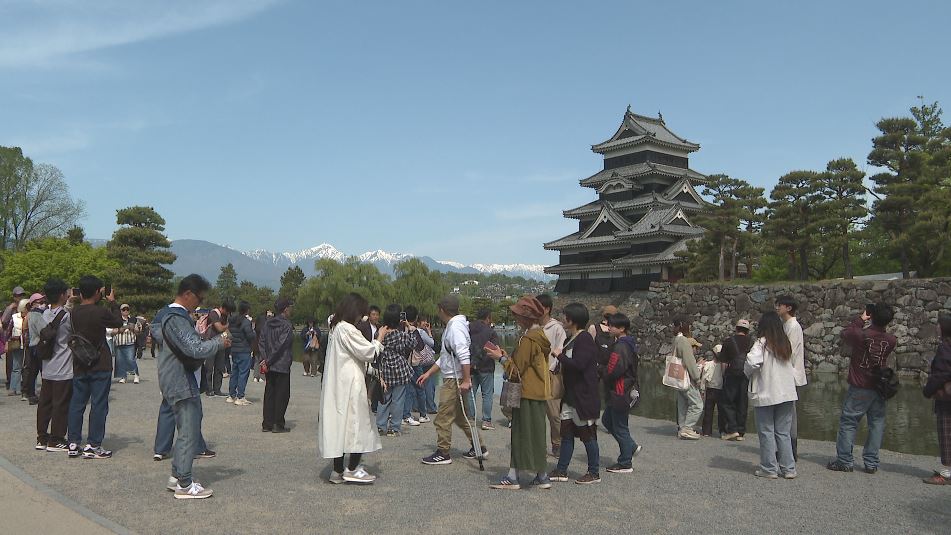 2時間40分待ちの行列　国宝・松本城の天守　広島からの観光客「待つのも楽しみの一つ」　大型連休、観光地は家族連れなどでにぎわう