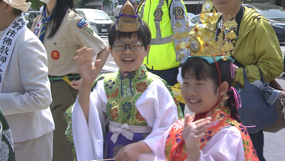 子どもたちが華やかな衣装を身にまとい　健やかな成長願い「稚児行列」　長野市　　