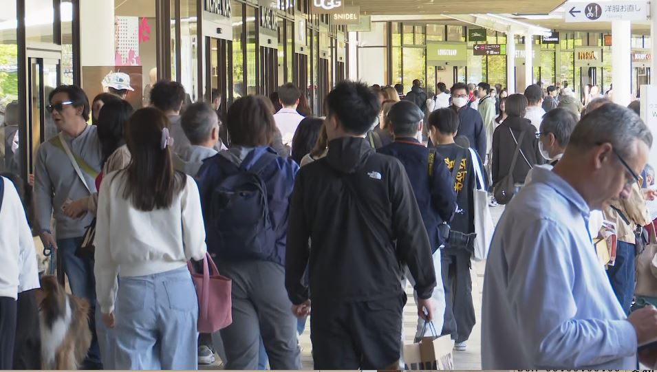軽井沢は車の長い渋滞…行き先は「プリンスショッピングプラザ」　物価高でも多くの買い物客　水辺で遊べる新アクティビティも人気