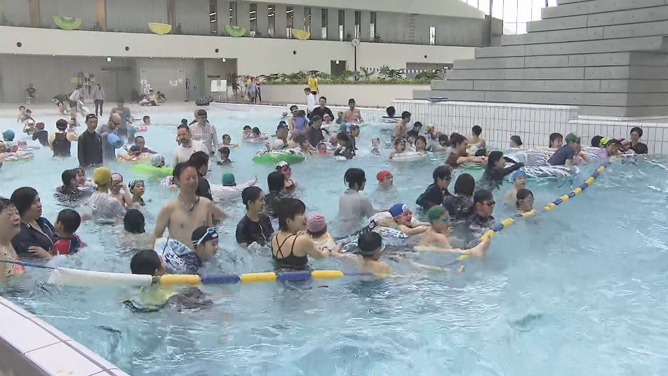 雨の連休最終日…屋内プールにぎわう　朝から多くの家族連れ