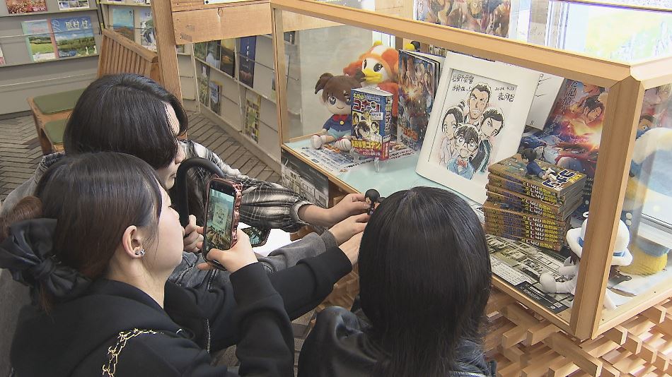 「名探偵コナン」“聖地巡礼”に全国から長野県庁に多くのファン　県民ホールに作者の青山剛昌さんのサインなど展示　県はお盆期間の公開も検討