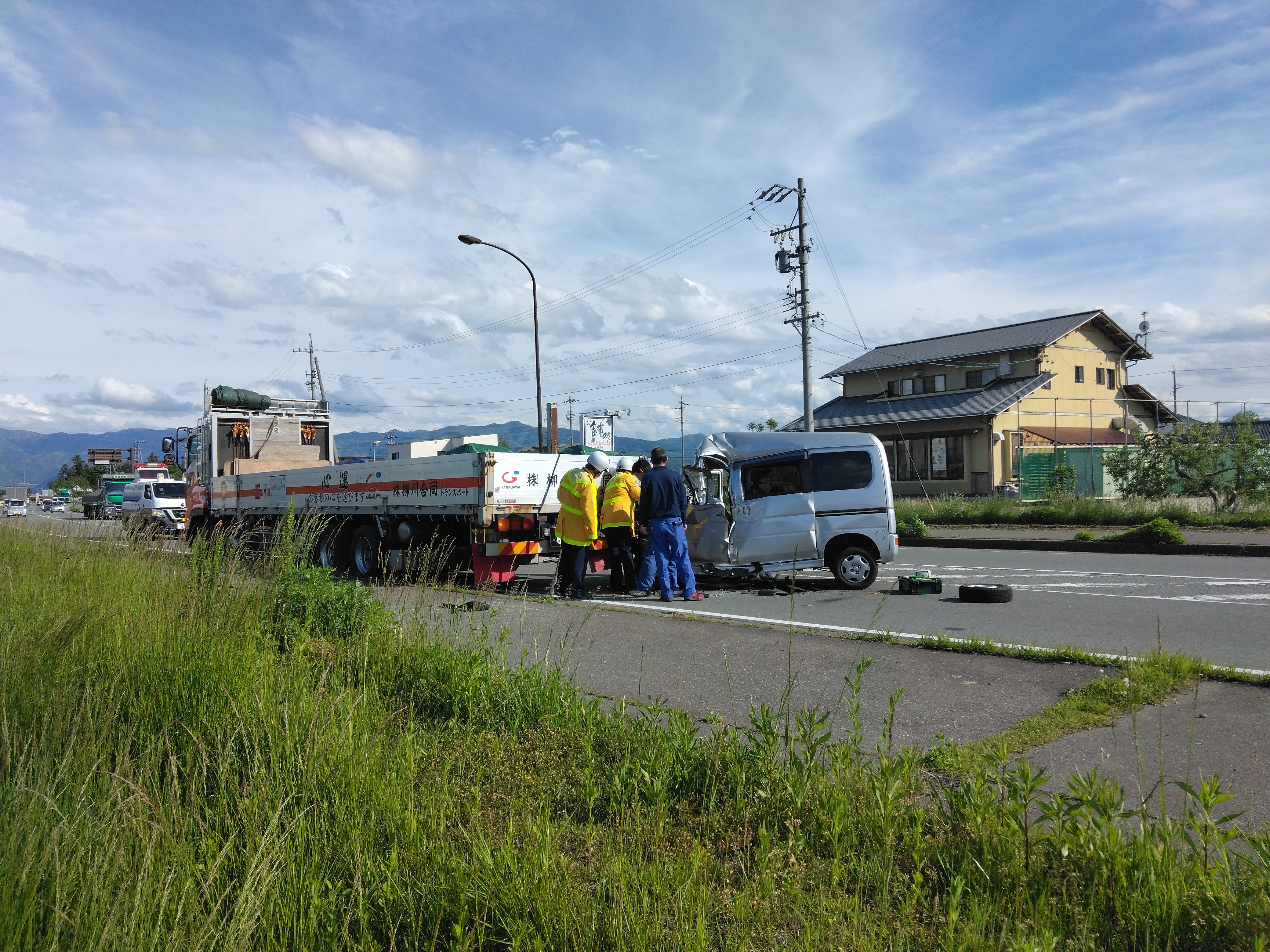 停車中の大型トラックに軽乗用車が衝突　80代男女を搬送　女性は心肺停止状態　国道トンネル近くの交差点付近
