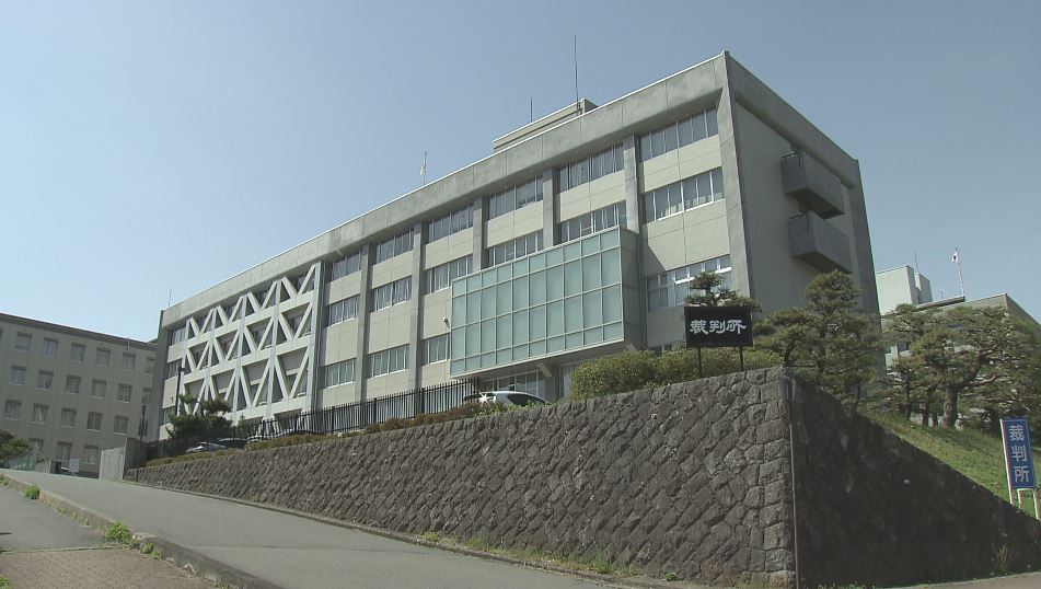 児童の胸を踏みつけ暴行を加え、大けがをさせた罪　元小学校講師の被告（46）に懲役1年6カ月、執行猶予4年　差し戻し裁判で有罪判決　弁護側は控訴する方針