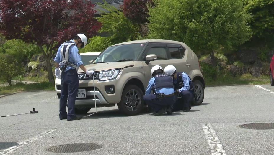 高齢女性運転の車　駐車場で歩行者はねる　車の下に入り込むも軽傷　目撃者「運転していた女性はパニックになっちゃって」