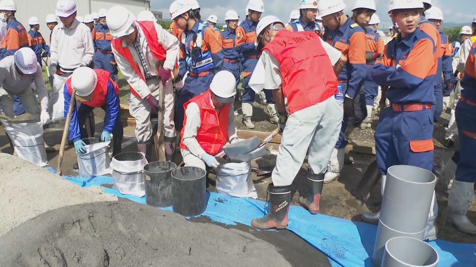 梅雨入りを前に水防訓練　300人以上が参加し土のう作りや土手のシート張り　河川の氾濫などに備える