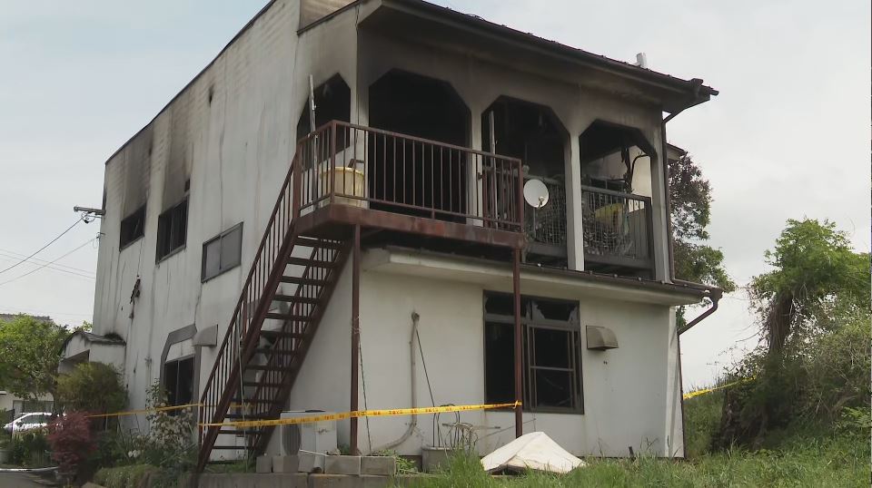 「黒い煙が大量に」1人暮らしの80歳男性が死亡　住宅が全焼　長野・佐久市