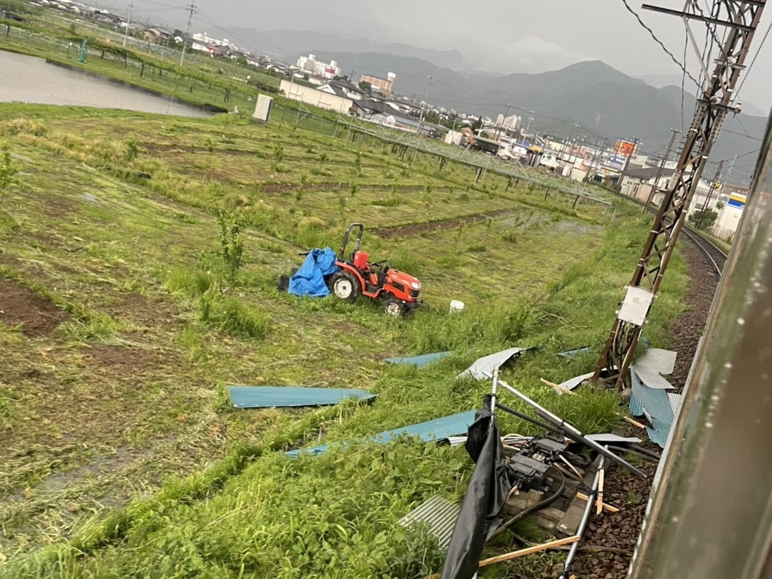 【速報】電車の窓ガラスが走行中に割れる　乗客3人搬送　56歳男性が死亡、2人けが　農業用ハウスのようなものが衝突　現場周辺は強風　当時、長野県北部に「竜巻注意情報」
