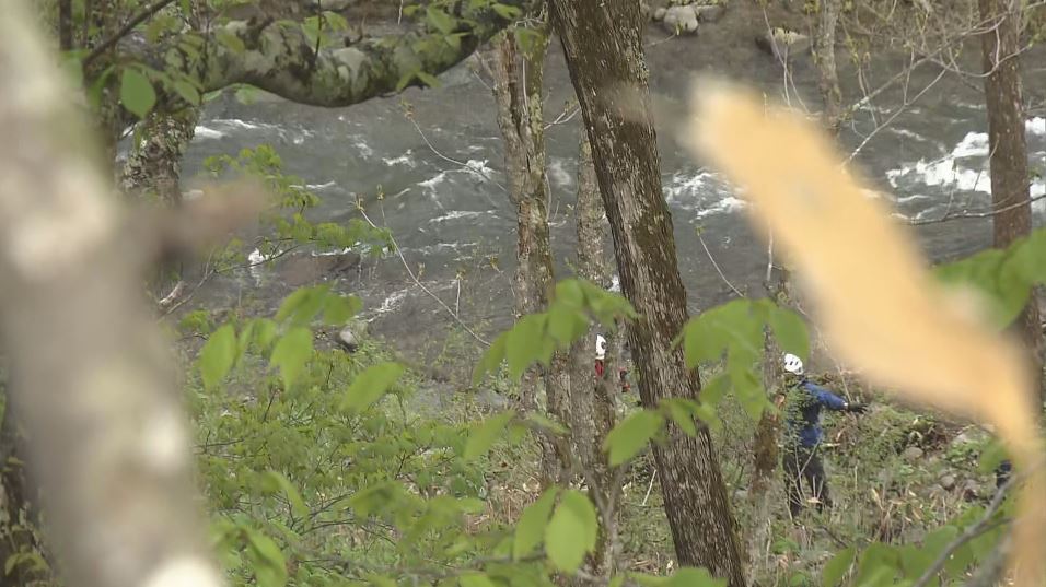 「1人が川に流されそうに、1人が助けに」男性2人が死亡　山菜採りで行方不明の2人か　同行者「水圧が強かった、やばいと思った」増水した川に流されたか　