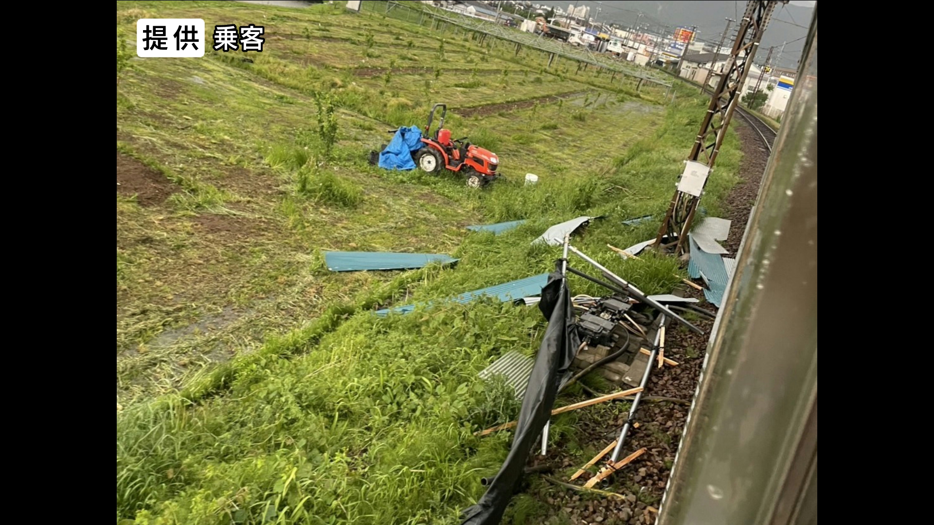「ガラスがバーンと…」列車に小屋が衝突、窓が割れる　乗客3人死傷　死因は「頭蓋内損傷」頭と首に強い打撲、ガラスによる切り傷も