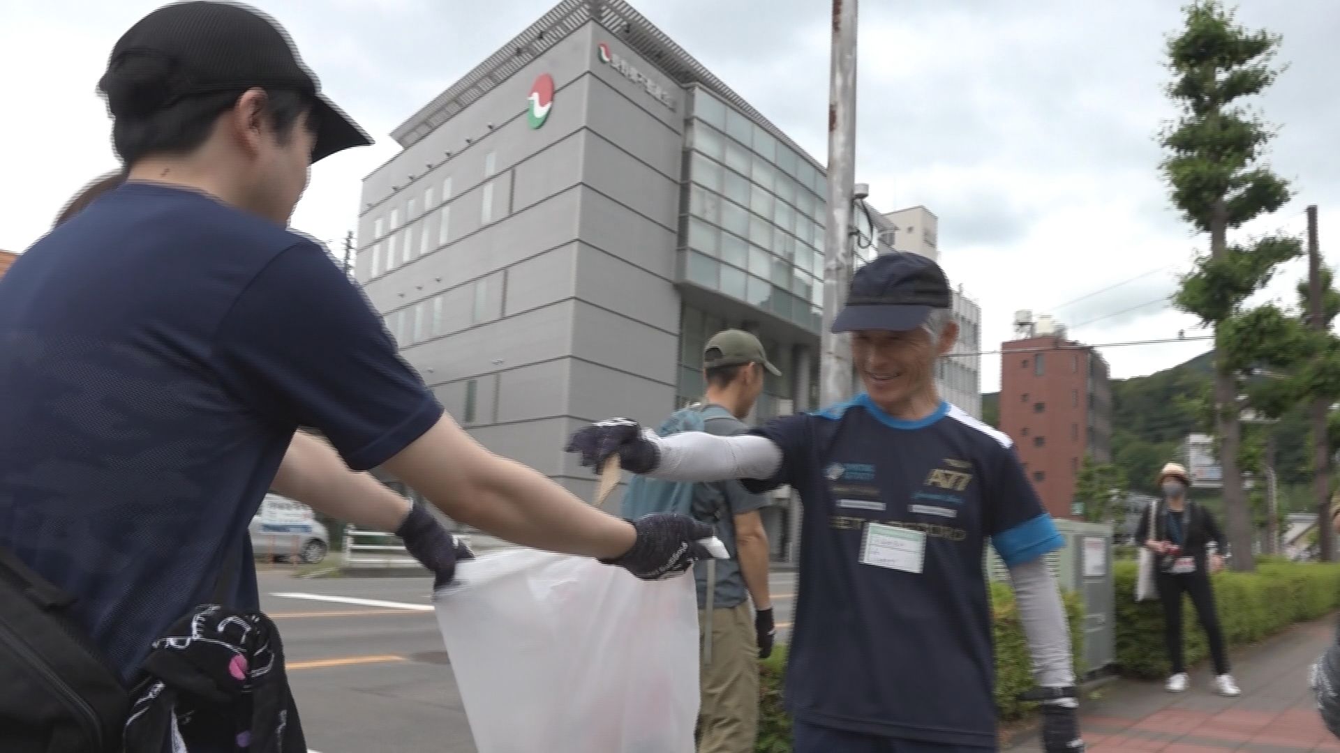 走って、拾って...　ジョギングしながら街のごみを拾う「プロギング」　下流の「海洋ごみ」問題を考えるきっかけに