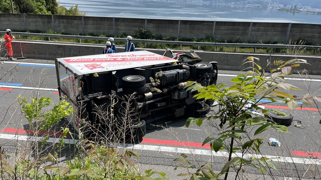 【続報】中央道でトラック同士が衝突、1台が横転　諏訪ICー岡谷JCTは午後0時15分に通行止め解除