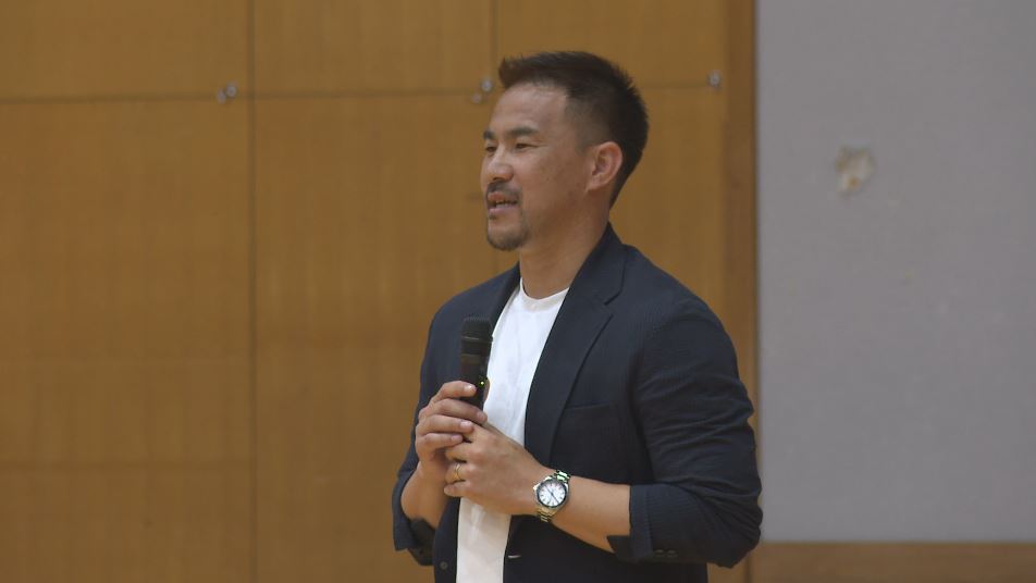 「世界に挑戦して」元サッカー日本代表・岡崎慎司さんが中学生に夢を語る「日本代表の監督になってW杯に出たい」 現在は「シント・トロイデン」(ベルギー)のアンバサダー