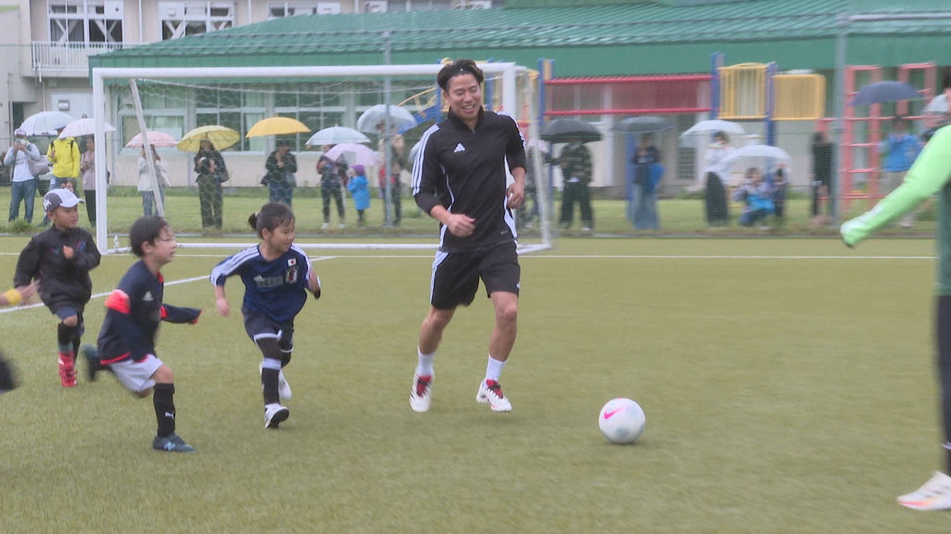 「いつか日本代表のピッチで」　浅野拓磨選手が飯綱町でサッカー教室　小学生は目を輝かせて参加