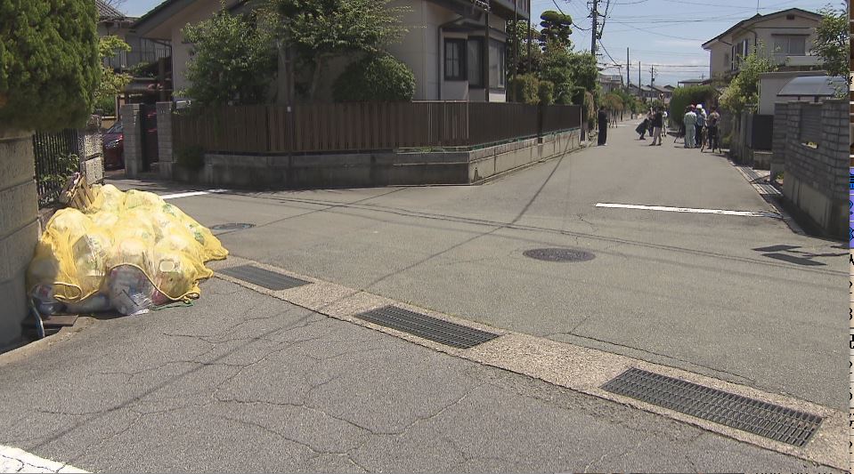 「こんなところに...」　住宅地に現れたイノシシが76歳男性を襲う　男性は倒され頭などを打つ軽傷　警察などが注意呼びかける