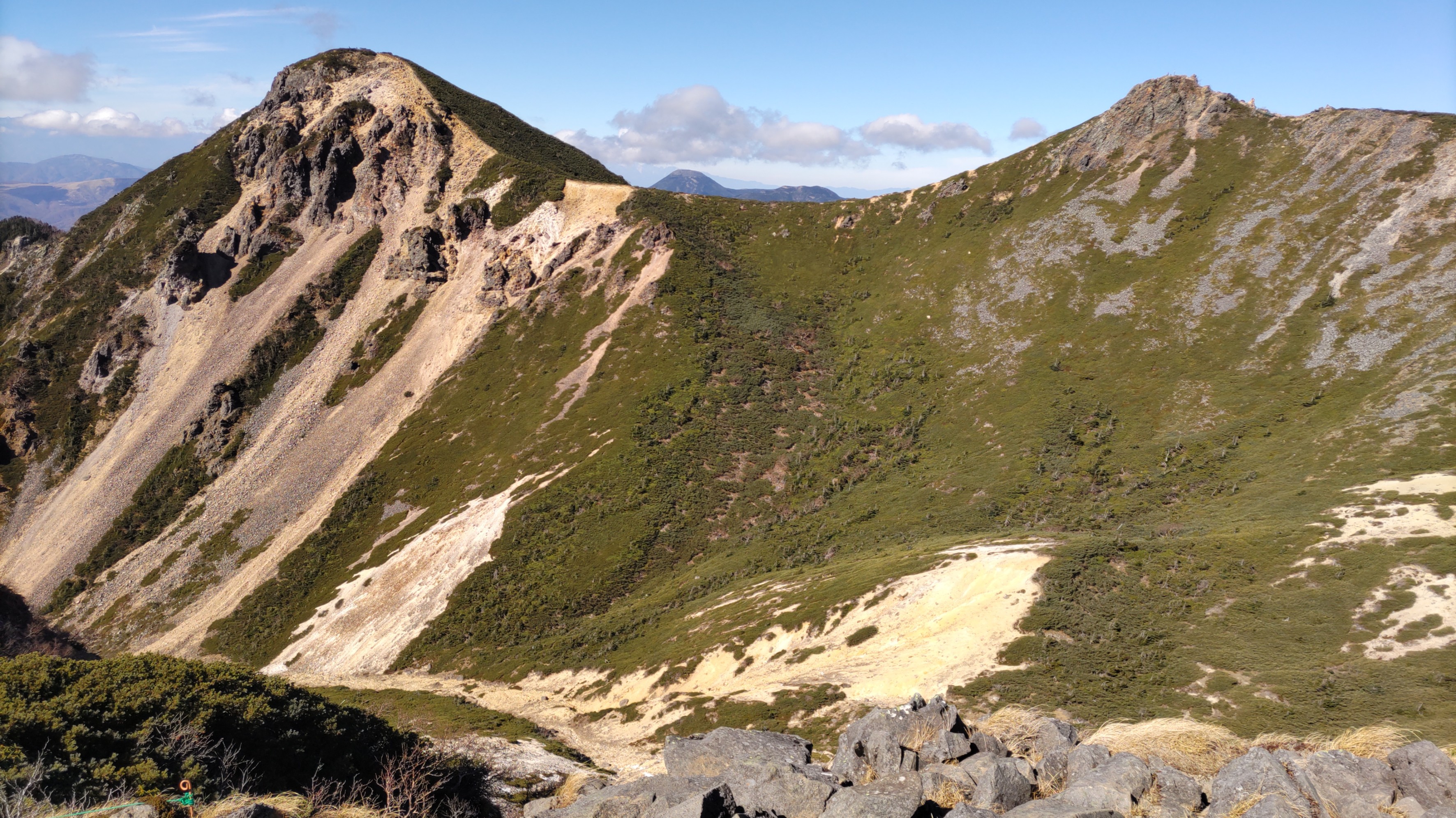 単独登山の埼玉県の74歳女性が下山中に転倒して重傷　八ヶ岳連峰東天狗岳付近で遭難　ヘリコプターで救助　