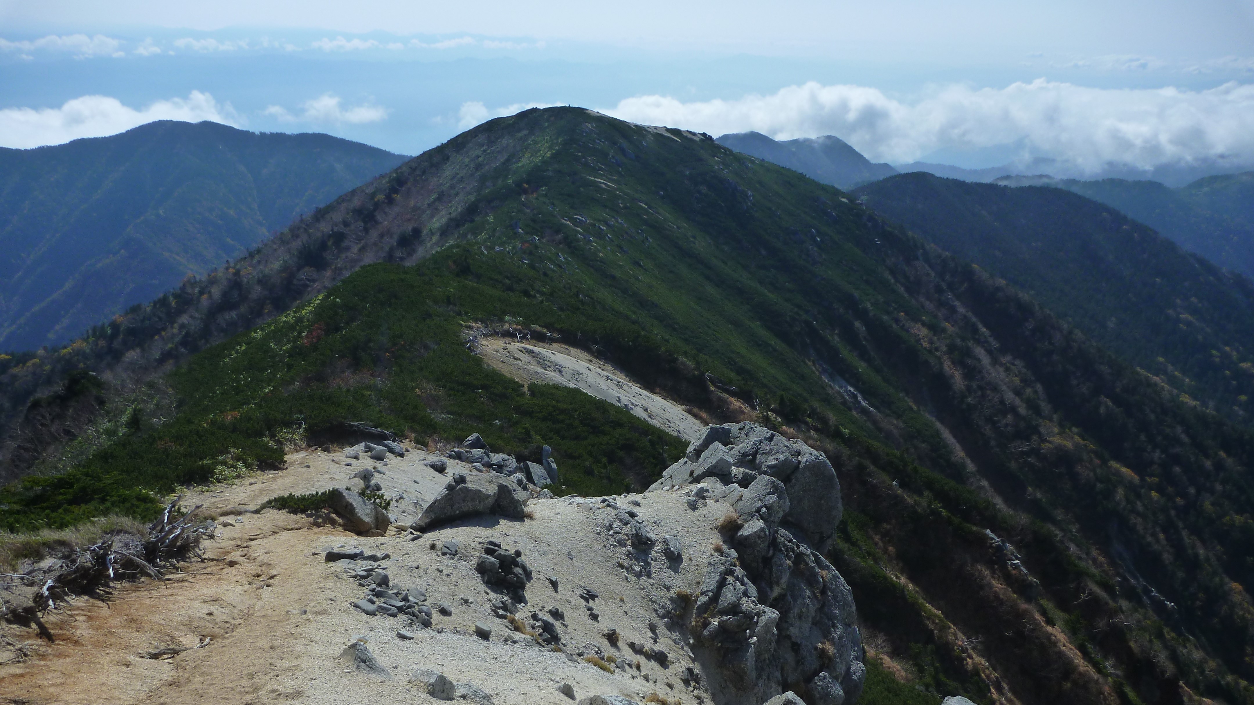 「意識が無い状態」　中央アルプス南越百山で遭難の71歳男性　長野県警ヘリが救助も死亡確認　やぶ漕ぎの熟達者コースのツアーに参加し体調悪化