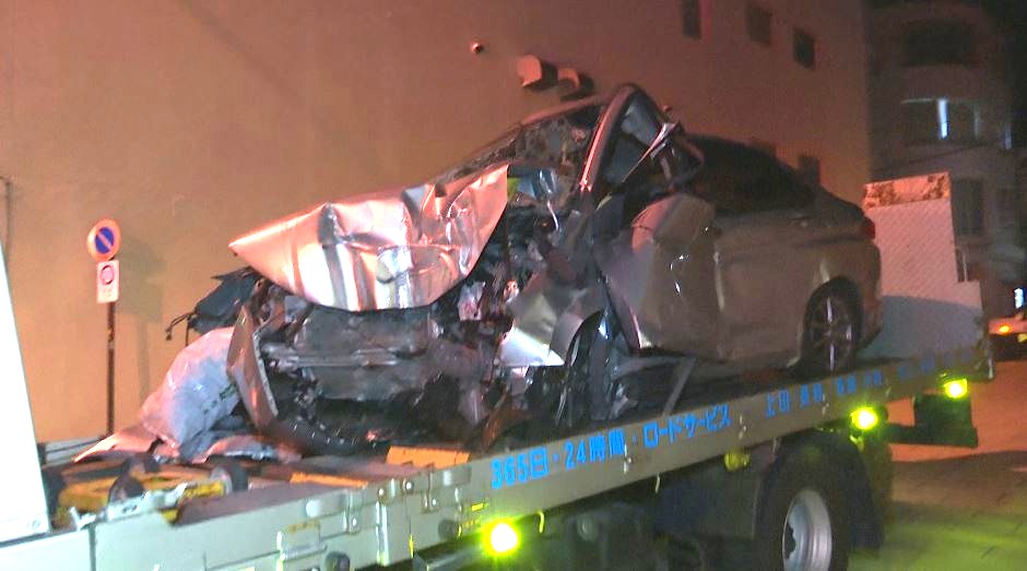84歳男性が運転の車が道路脇の外壁など数か所に衝突　搬送先の病院で死亡