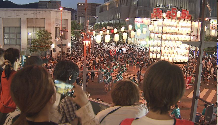 暑さを吹き飛ばせ!　信州各地で夏祭り　熱気あふれる踊りで中心市街地を練り歩く