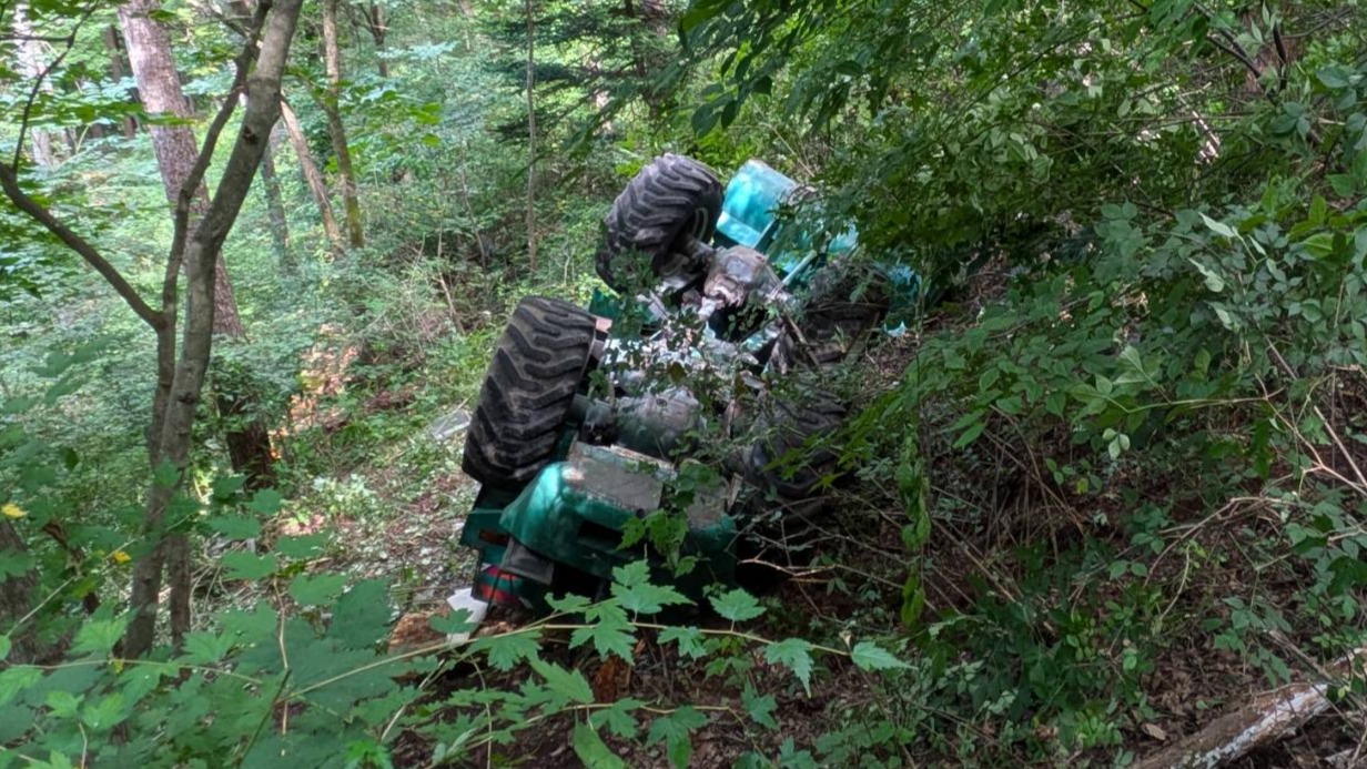 特殊車両ホイールローダーの下敷きに　64歳男性が死亡　運転中に軽井沢町の別荘地内の道から転落か