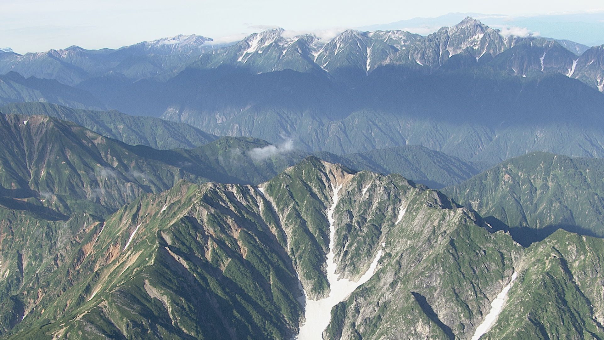連休、北アルプスなどで山岳遭難5件相次ぐ　ヘリなどで7人救助　4人重軽傷　バリエーションルートで3人が技量不足で行動不能に　ロッククライミング中に落下も　