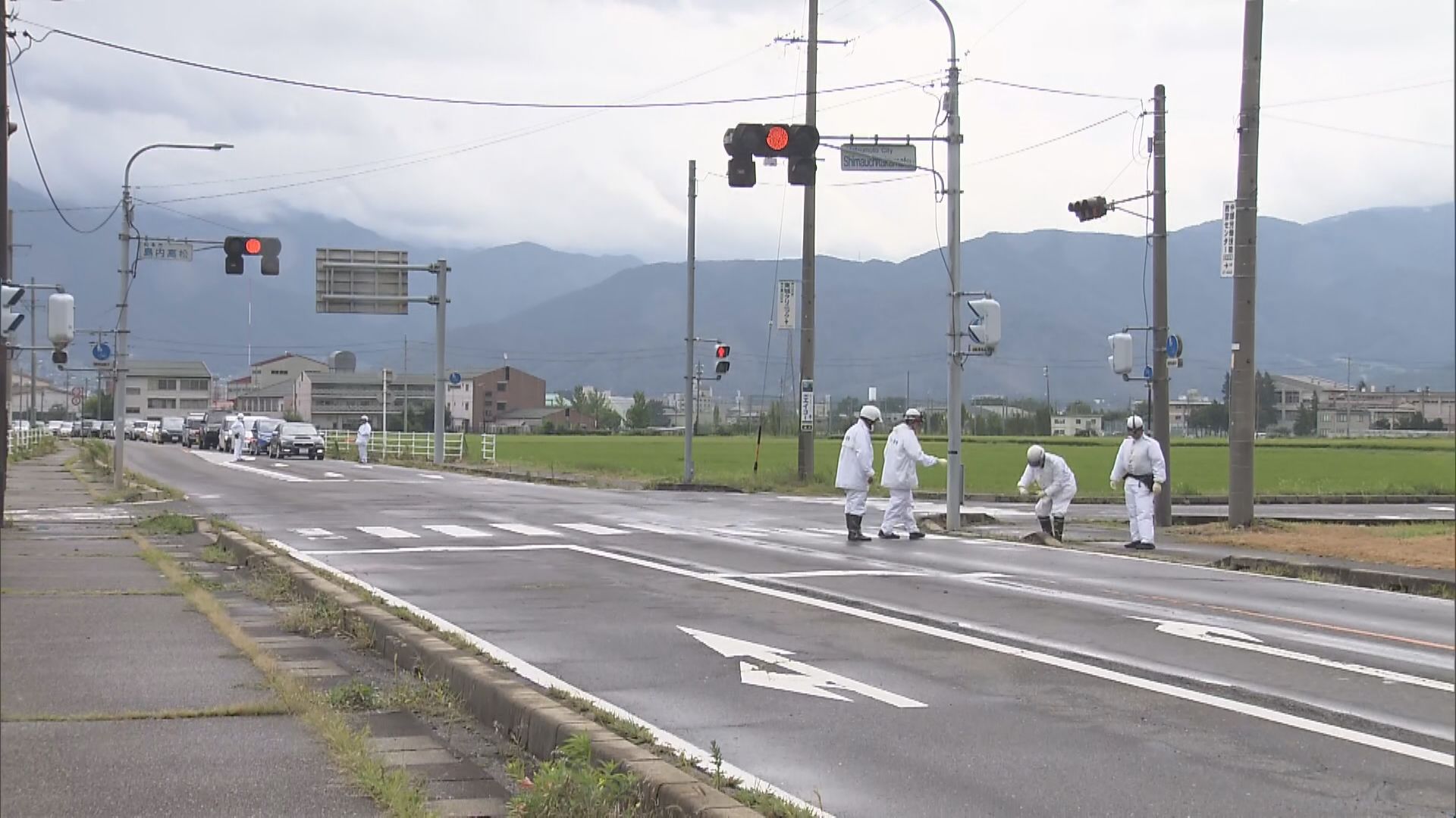 車同士が出合い頭に衝突　3人搬送、1人死亡　現場は信号機のある交差点　