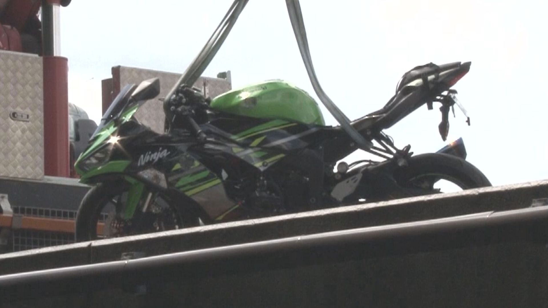 中央道で大型バイクと乗用車が衝突　バイクの愛知県の60歳男性が死亡　車線変更の際に衝突か　現場は岡谷ジャンクション付近　周辺は2時間通行止め