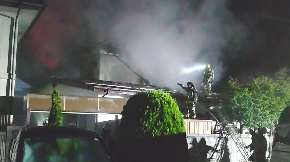 住宅全焼　2階から出火か