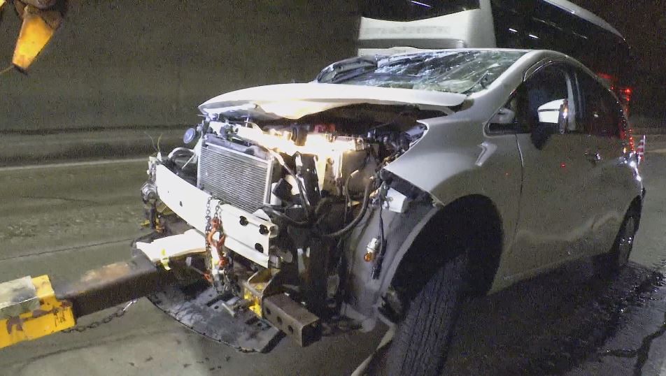 トンネルで事故　4歳、10歳、12歳の子供3人含む6人搬送　乗用車と大型トラックが正面衝突　どちらかの車が反対車線にはみ出したか