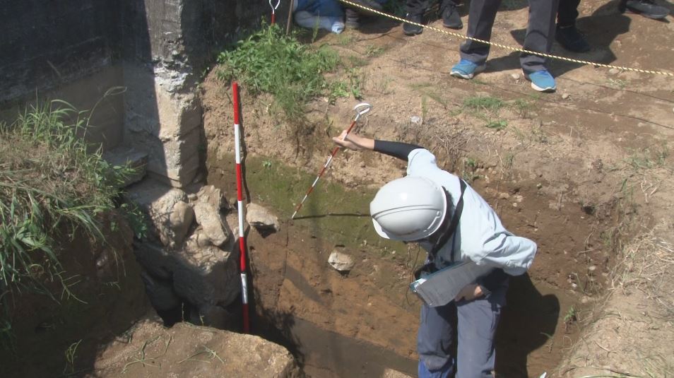 【戦後80年】旧陸軍の伊那飛行場跡　格納庫の基礎部分を住民に公開　発掘調査の現地説明会