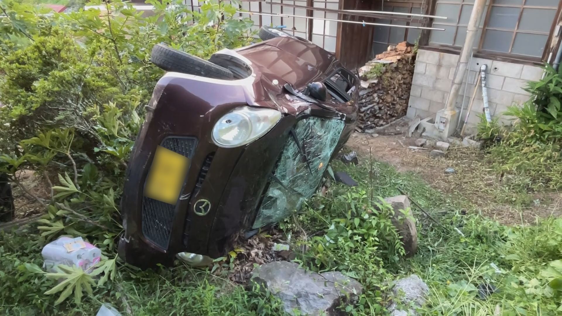 軽乗用車が駐車場から10メートル転落　車は住宅の敷地に　運転の72歳女性が腰の骨を折るなどで重傷　巻き込まれた人な無し　　