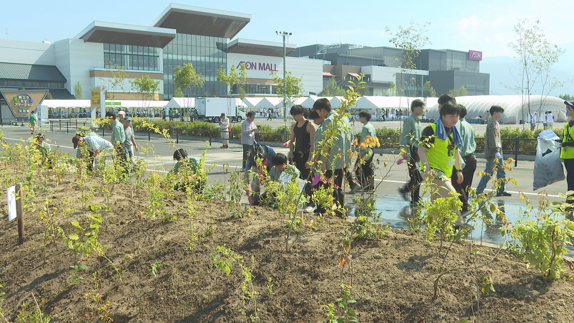 「災害時は逃げ込んで」　10月オープンの大型商業施設で災害時の協力協定　市民ら1100人以上参加し植樹祭も　地元の植生に合った広葉樹の苗を植える