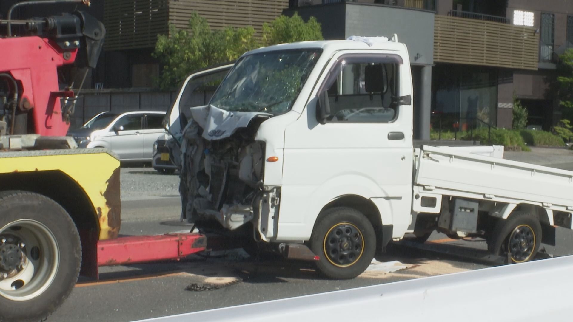 追突事故を起こした軽トラックがさらに正面衝突か　観光地で5台がからむ事故　男女6人が搬送され1人は意識不明