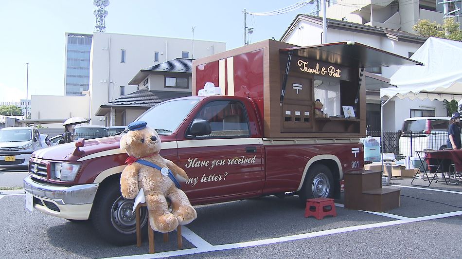 国内に1台「ポストカー」移動型郵便局が長野市にお目見え　思い出の1枚を投函　撮影した写真をその場で絵はがきにするサービスも