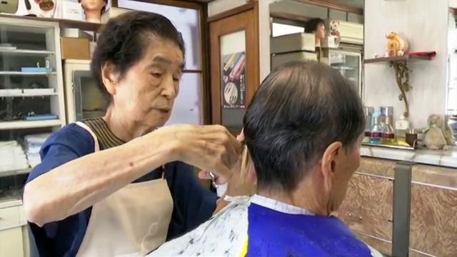 元気いっぱい94歳の現役理容師　ハサミを握り続けて70年以上のベテランおばあちゃん　生きがいはお客さんとのやりとり　健康の秘けつはバランスの良い食事と階段上り「動けなくなるまで頑張ります」