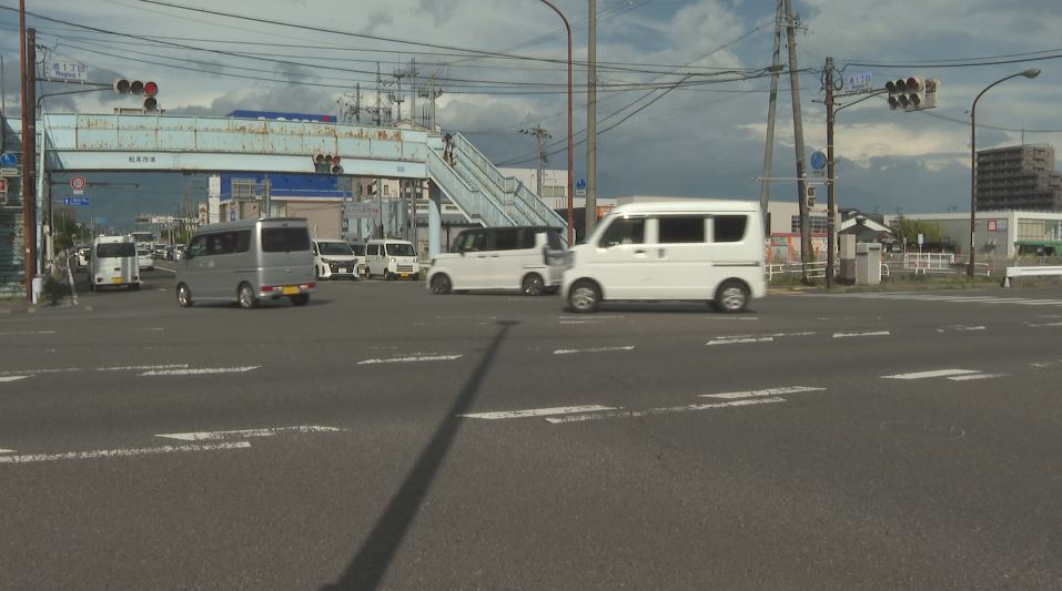 自転車の33歳男性が重体　国道交差点で右折してきた74歳男性が運転のトラックと直進の自転車が衝突　どちらかが信号を見落としたか