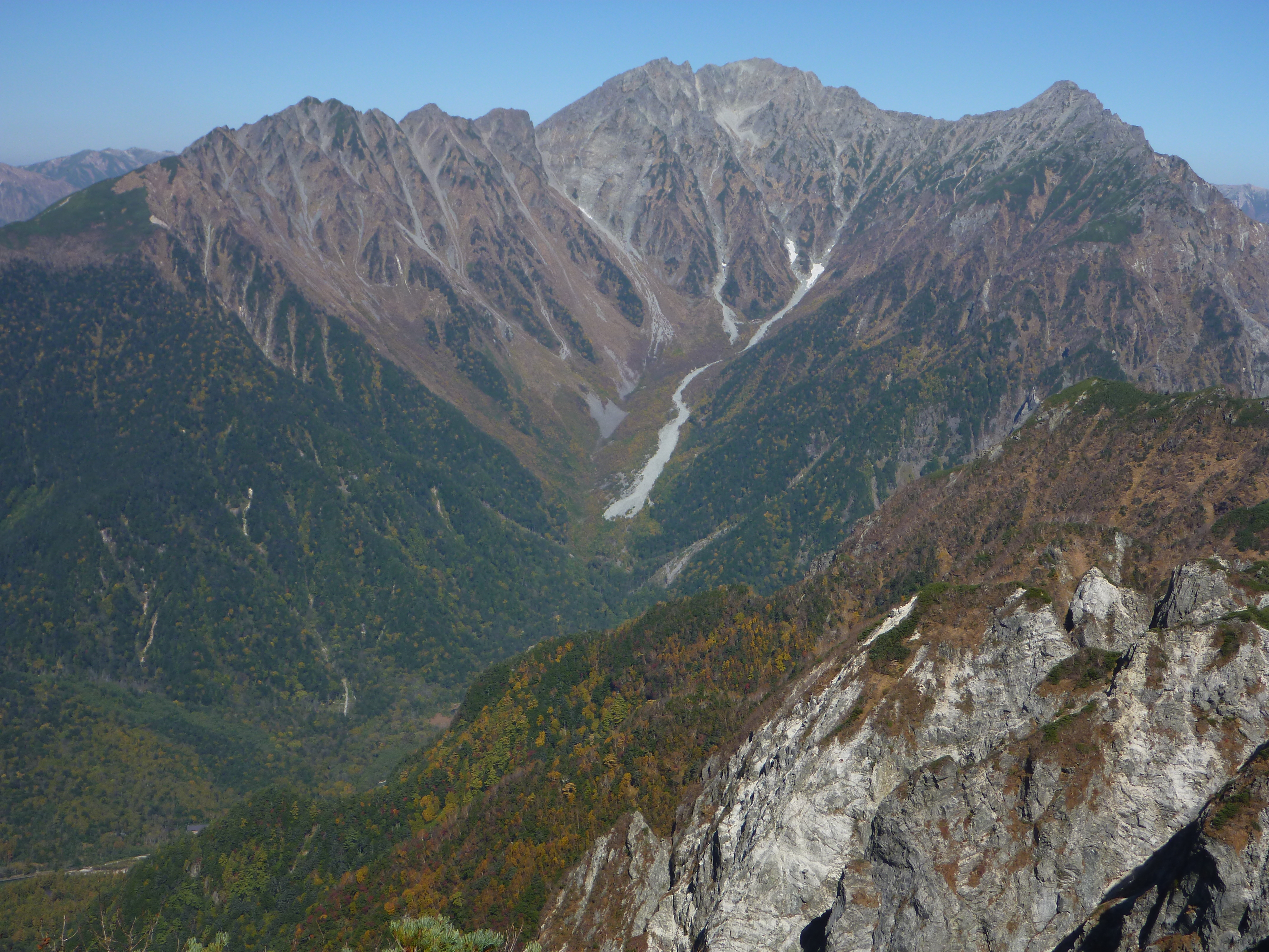 「ずぶ濡れで寒くて動けない」　北アルプス奥穂高岳で神奈川の66歳男性が行動不能に　救助隊員が近くの山小屋に運ぶ