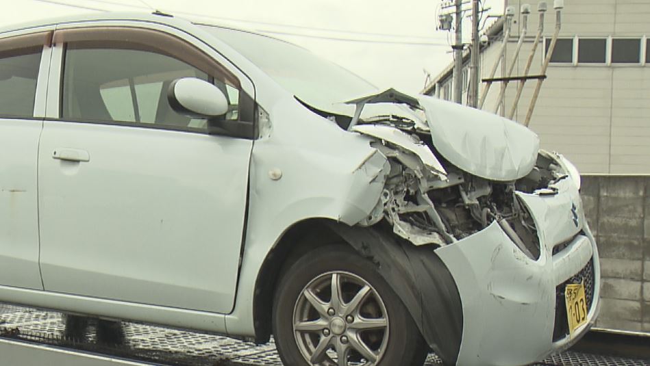 軽自動車を運転の81歳女性が死亡　停止中の乗用車に追突　乗用車を運転の30代男性は軽傷