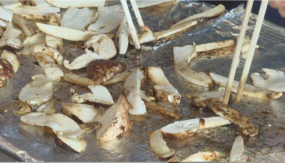 味わうのは「人生初」の子どもも　マツタケの量り売りや焼きマツタケの振る舞いが人気　道の駅の「まつたけ祭」賑わう　