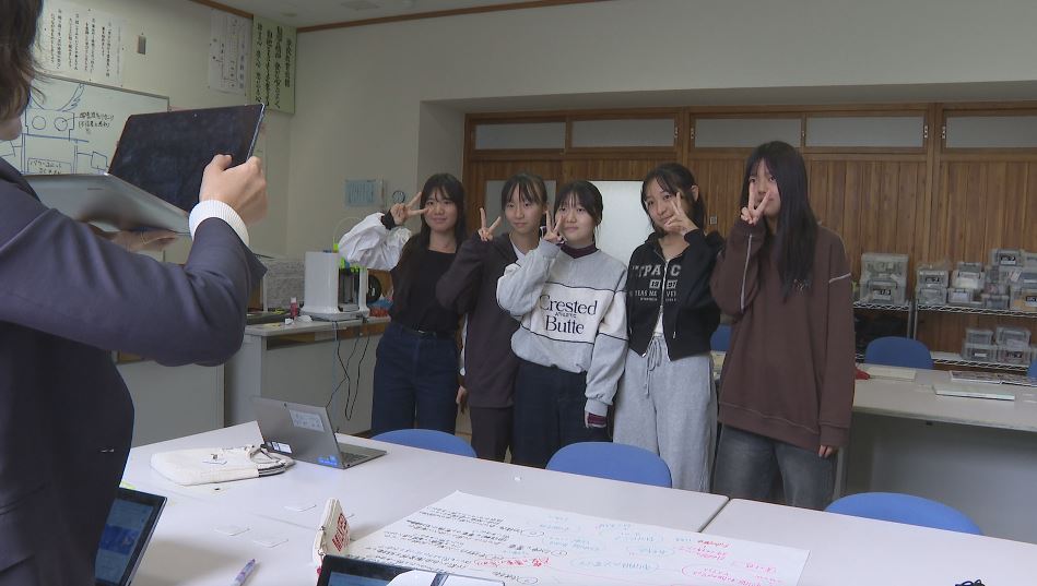 生徒が発案　中学校で「自由服」登校　初日は制服が半数、私服が4分の1　職員、生徒会、PTAにプレゼン「自由服登校の意義」を説明「自分らしさやTPOに応じた選択を」